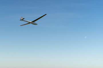 Segelflieger im blauen Himmel mit Mond