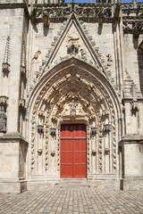 Le portail fermé de la cathédrale Saint Corentin de Quimper (Finistère)