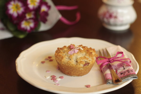 Rabarbermuffin mit Gabel und Zucker