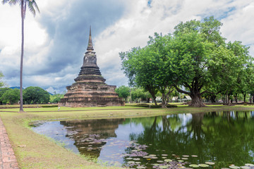 Fototapeta na wymiar Pagoda antigua ciudad Sukhothai