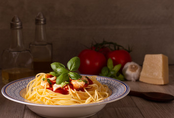 Spaghetti with mozzarella and tomato sauce