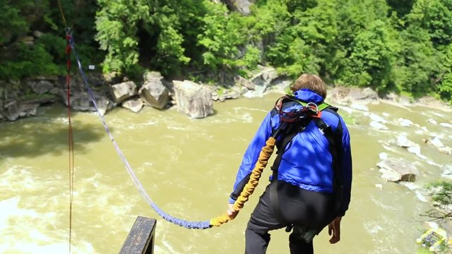 Man doing ropejumping in the middle of the woods