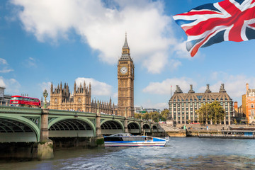 Naklejka premium Big Ben i domy parlamentu z łodzią w Londynie, UK