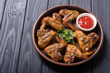 Grilled chicken wings with tomato sauce