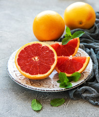 Plate with graprfruits