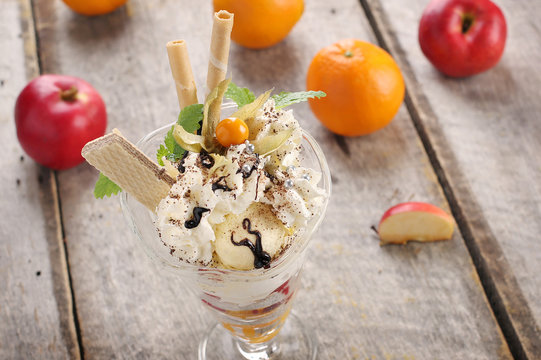 Lody w pucharku na deskach