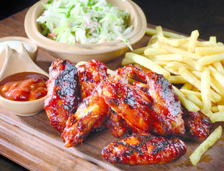 Skrzydełka kurczaka z frytkami © Maciej