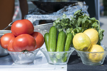 Tomaten, Gurrken und Zitronen frisch aufgestellt