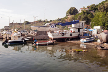 Fototapeta na wymiar Boats, fishing boats, yachts and motor boats in a bay in Istanbul, Turkey