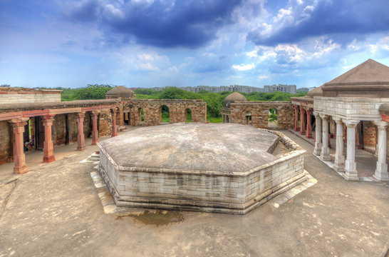 Sultan e Garhi was the first&nbsp;Islamic&nbsp;Mausoleum&nbsp;(tomb) built in 1231 AD for Prince Nasiru'd-Din Mahmud, eldest son of&nbsp;Iltumish, in the "funerary&nbsp;landscape of&nbsp;Delhi"