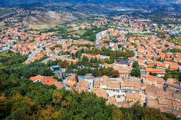 Fototapeta na wymiar Ausblick von Monte Titano zur Seilbahn in San Marino
