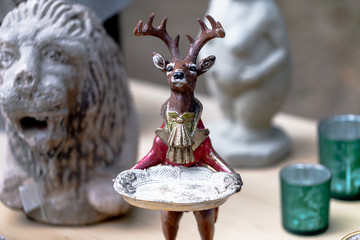 Livrierter Hirsch mit Serviertablett