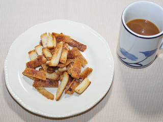 食パンの耳で作ったスナック
