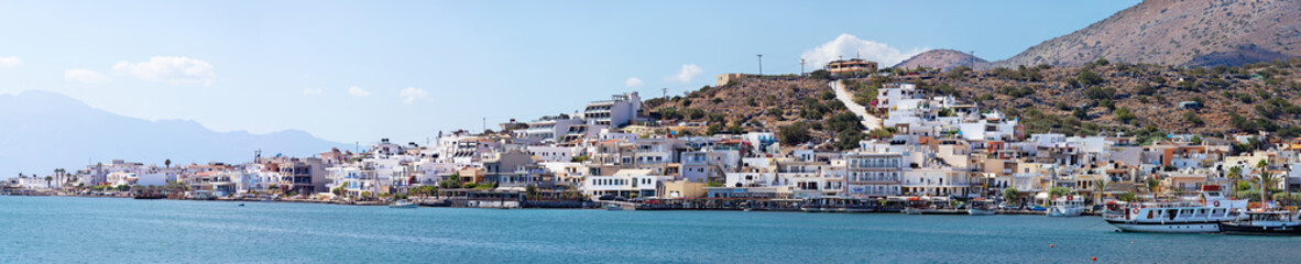 Fototapeta na wymiar Панорамный вид с моря на курортный город Агиос Николаос. Крит, Греция