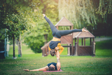 Acroyoga e yoga al parco