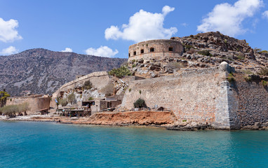Fototapeta na wymiar Средневековая Венецианская крепость на острове Спинало́нга. Крит, Греция