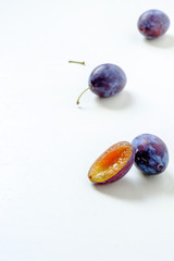 frische Pflaumen vor weißem Hintergrund