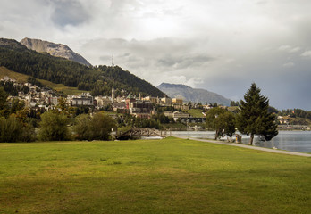 Fototapeta na wymiar lakeside city view 