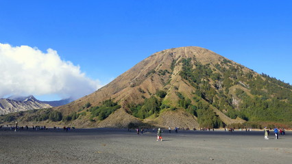 Vulkan Batok erhebt sich aus dem Sandmeer im Bromo-Tengger-Semeru National Park vor blauem Himmel in Java