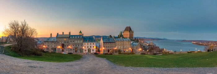 Obraz premium Panoramiczny widok na stare miasto Quebec, Chateau Frontenac i ulicę St-Denis o zmierzchu, miasto Quebec, Kanada