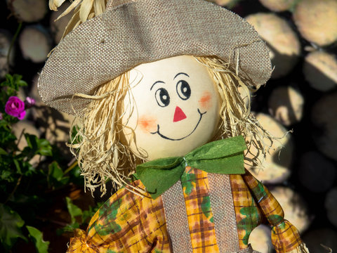 Niedliche Strohpuppe, Herbstdekoration