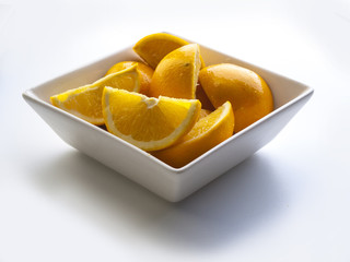 Detalle en primer plano bowl relleno de gajos de naranja 5