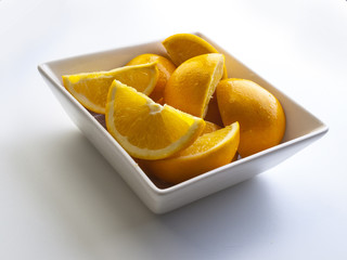 Detalle en primer plano bowl relleno de gajos de naranja 4