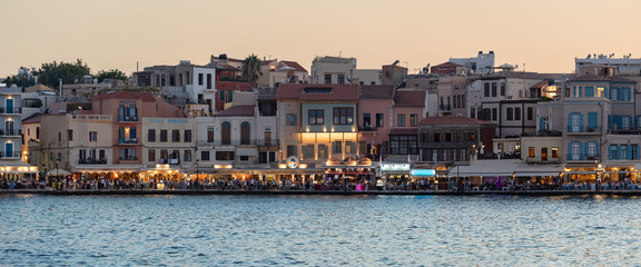 Fototapeta na wymiar Набережная Венецианской бухты в городе Ханья. Крит, Греция.