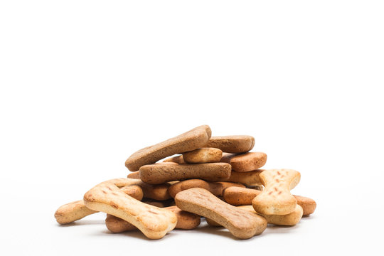 Alimento para perro en forma de galletas sobre fondo blanco aislado. Vista de frente. Copy space