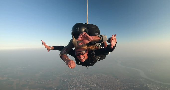 Portrait of a man who launches his parachute with his teacher and a good view in the background. 