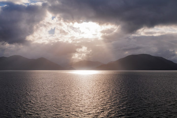 Sonnenstrahl an der Küste von Alaska