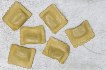 Ravioli Nudeln auf Backblech