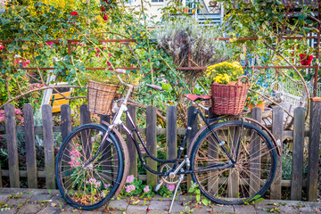Fototapeta na wymiar Gartendekoration mit Fahrrad
