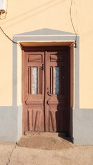 Puerta antigua de madera con vidriera de entrada de casa de pueblo en Zamora, España, Europa