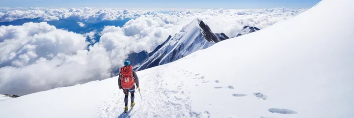 Gordijnen Trekking naar de top van de Mont Blanc-berg in de Franse Alpen © lena_serditova