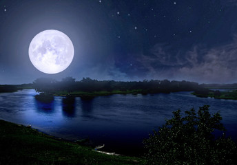 Obraz na płótnie Canvas Full moon over the river