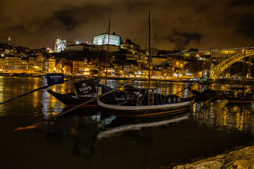 Uno sguardo su Oporto di  notte.