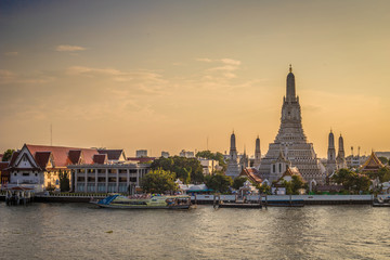 Obraz premium Wat Arun during sunset in Bangkok Thailand