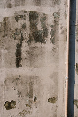 しみ汚れのある外壁の壁