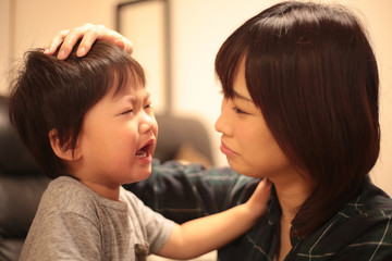 泣く男の子