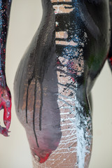 Junge künstlerische Frau in schwarzer, roter, weißer, Farbe, bemalt, Beine, Hüfte, Arme....