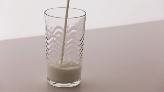 Glas Milch eingie&szlig;en