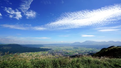 阿蘇の外輪山から見た阿蘇市の内牧温泉、熊本県の阿蘇山、日本　