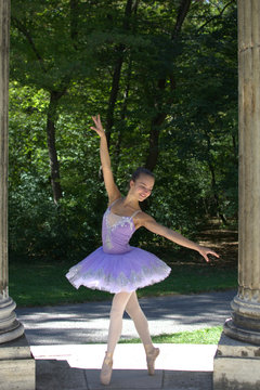 Ballett T&auml;nzerin im Park