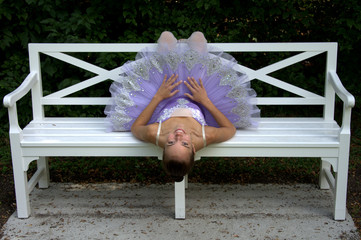 Junge Ballett Tänzerin im Park