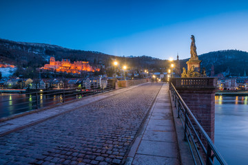 Alte Brücke in Heidelberg im Winter, Baden-Württemberg, Deutschland