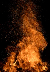 Photo sur Plexiglas Flamme Des étincelles de feu avec des flammes sur fond noir