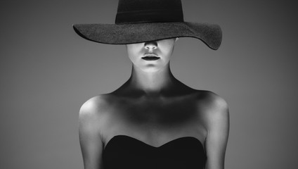 Beautiful elegant woman in a hat - obrazy, fototapety, plakaty