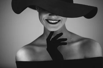 Elegante Schönheit in einem schwarzen Kleid und in einem Hut © Jacob Lund