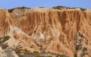 falaises ocres de l'Algarve